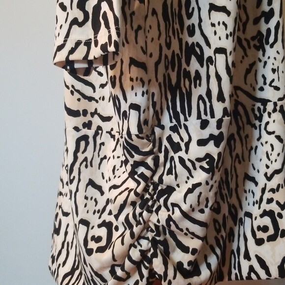 Larry Levine Cheetah print blouse size large - Picture 4 of 6